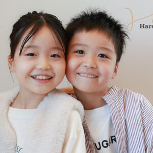 フォトスタジオ　子ども写真　カジュアルコーデ　カジュアル衣装　ナチュラル　グレーコーデ　リンクコーデ　兄弟写真　姉妹写真　愛知