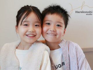 フォトスタジオ　子ども写真　カジュアルコーデ　カジュアル衣装　ナチュラル　グレーコーデ　リンクコーデ　兄弟写真　姉妹写真　愛知