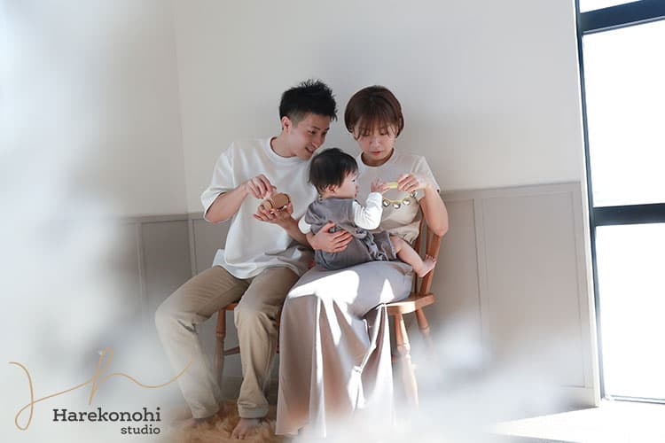 フォトスタジオ　子ども写真　カジュアルコーデ　カジュアル衣装　ナチュラル　ベージュコーデ　家族写真　愛知