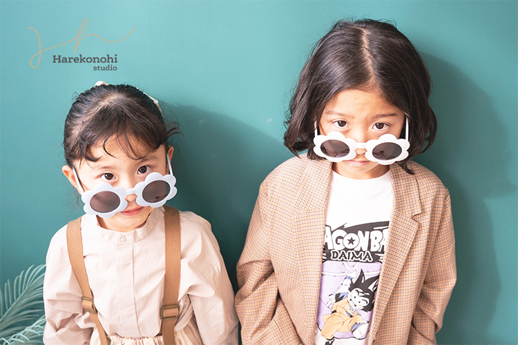 フォトスタジオ　子ども写真　カジュアルコーデ　カジュアル衣装　ナチュラル　ベージュコーデ　リンクコーデ　ポップ　兄弟写真　姉妹写真　愛知