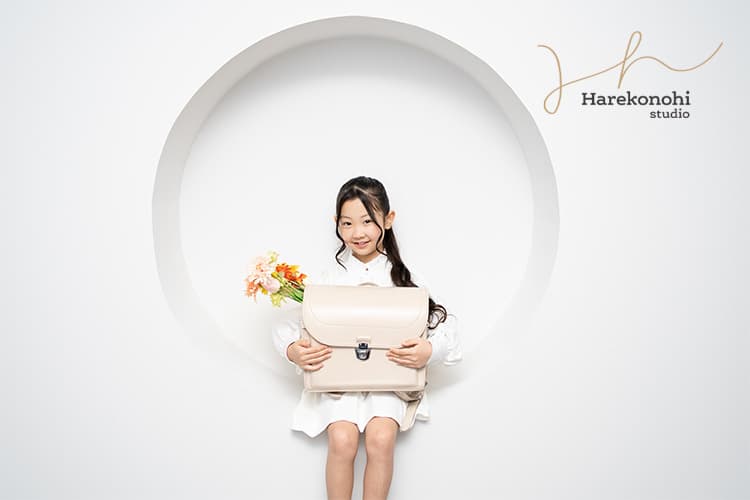 ハーフ成人式　女の子　10歳　ヘアアレンジ　髪型　ハーフアップ　ゆる巻き　ロングスタイル　ナチュラル　洋装