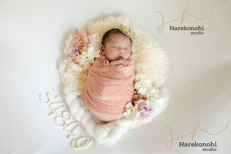 赤ちゃん ニューボーン撮影 真上ショット おくるみ 花 小物 フォトスタジオ 愛知 出張撮影