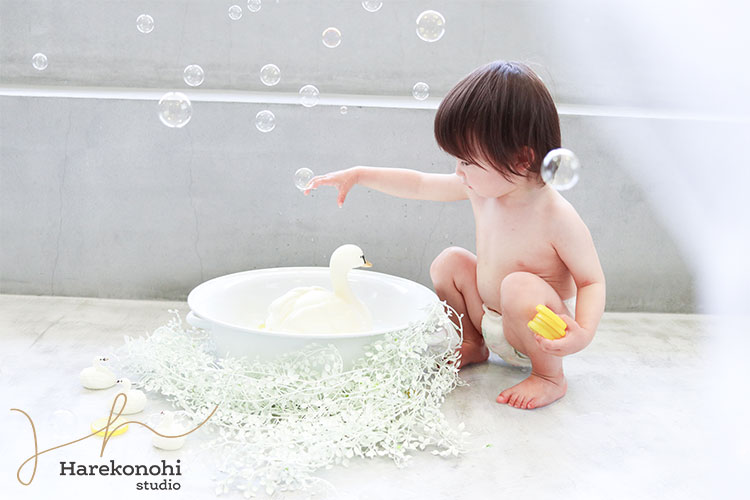 ハレこの日スタジオ　ミルクバス　ベビーフォト　ベビー撮影　ベビー　赤ちゃん　可愛い　男の子　女の子　白鳥　おもちゃ　遊び　シャボン玉　小物　愛知