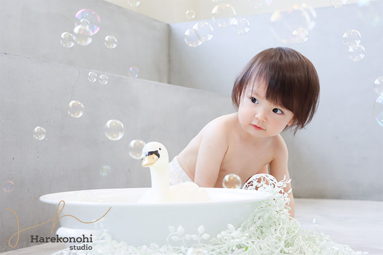 ハレこの日スタジオ　ミルクバス　ベビーフォト　ベビー撮影　ベビー　赤ちゃん　可愛い　男の子　女の子　白鳥　おもちゃ　シャボン玉　小物　愛知　